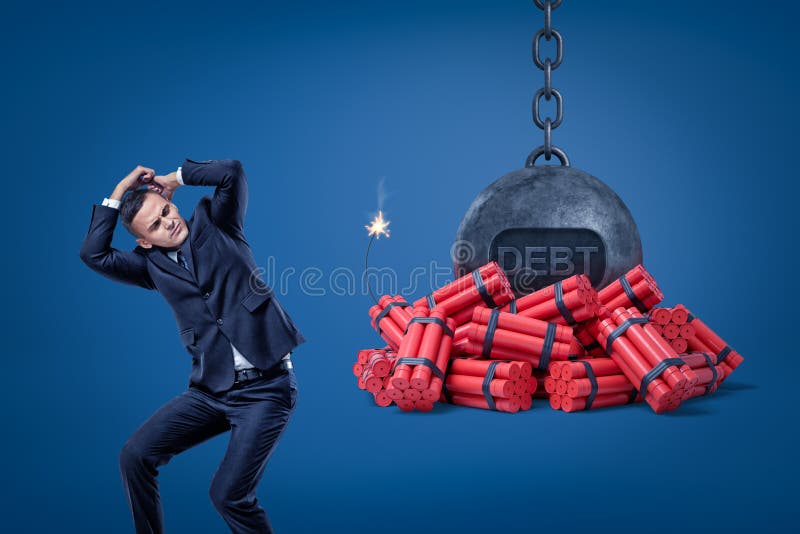 Homme d'affaires se protégeant avec les mains et la boule enchaînée avec un signe de “DETTE “au-dessus des bâtons rouges de dynam illustration libre de droits Homme d'affaires se protégeant avec les mains et la boule enchaînée avec un signe de “DETTE “au-dessus des bâtons rouges de dynam illustration libre de droits