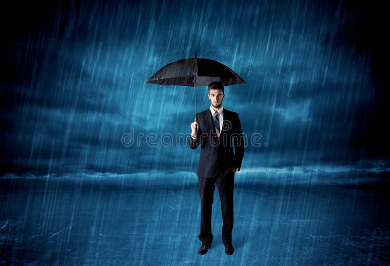 Bonjour, bonsoir..... - Page 21 Homme-d-affaires-se-tenant-sous-la-pluie-avec-un-parapluie-46918970