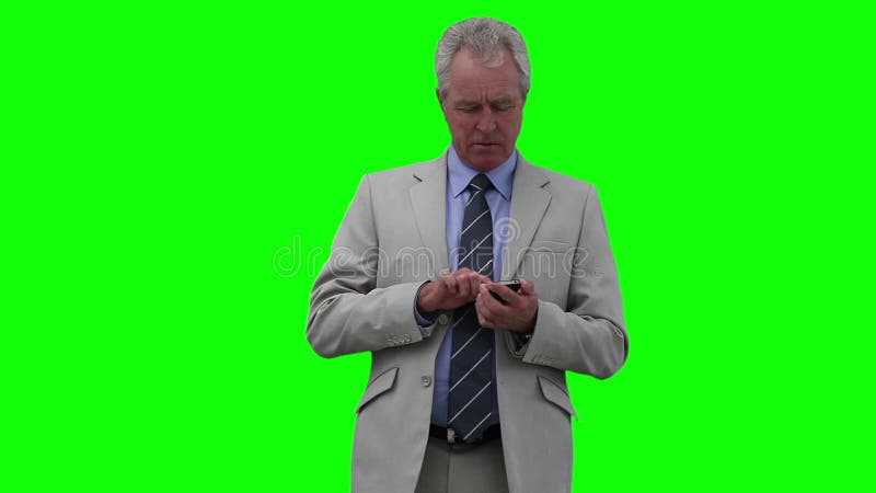 Homme d'affaires semblant ascendant tout en dactylographiant sur un ordinateur portable clips vidéos