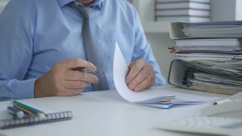 Homme d'affaires Sign Financial Documents dans le service de comptabilité image stock Homme d'affaires Sign Financial Documents dans le service de comptabilité image stock