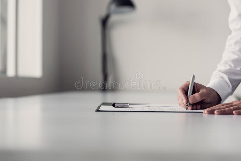 Homme d'affaires signant un document image libre de droits Homme d'affaires signant un document image libre de droits