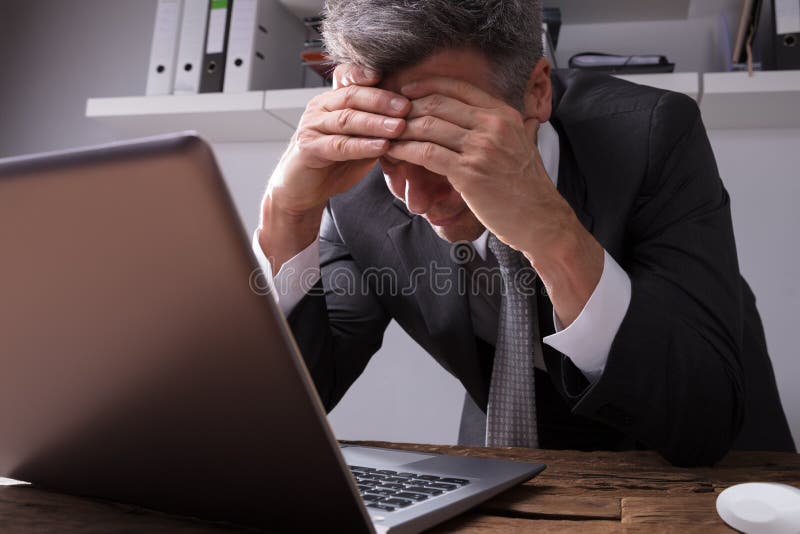 Homme d'affaires Sitting In Office de renversement photographie stock Homme d'affaires Sitting In Office de renversement photographie stock