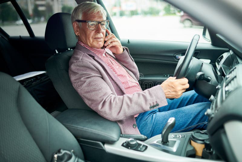 Homme d'affaires supérieur dans la voiture photo libre de droits Homme d'affaires supérieur dans la voiture photo libre de droits