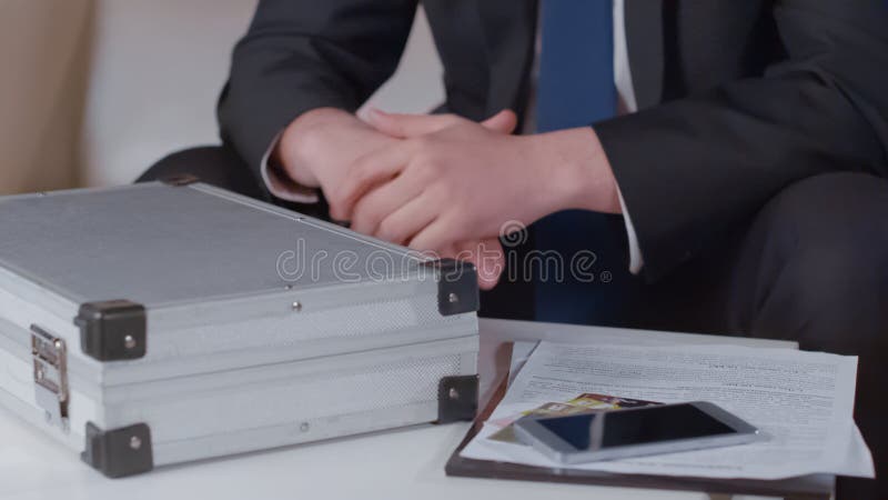 Homme d'affaires sur l'affaire avec la caisse d'argent et les documents, accord secret, paiements illicites photo libre de droits Homme d'affaires sur l'affaire avec la caisse d'argent et les documents, accord secret, paiements illicites photo libre de droits