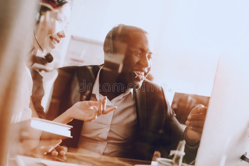 Homme d'affaires sur le lieu de travail images libres de droits Homme d'affaires sur le lieu de travail images libres de droits