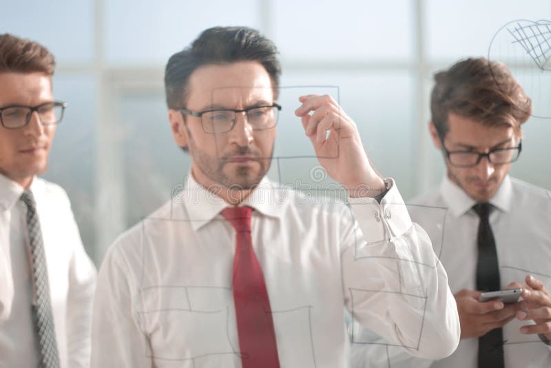 Homme d'affaires sérieux regardant le flipchart images stock Homme d'affaires sérieux regardant le flipchart images stock