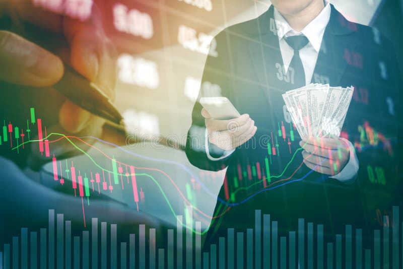 Homme d'affaires tenant l'argent factures de dollar US sur le marke courant numérique image stock Homme d'affaires tenant l'argent factures de dollar US sur le marke courant numérique image stock
