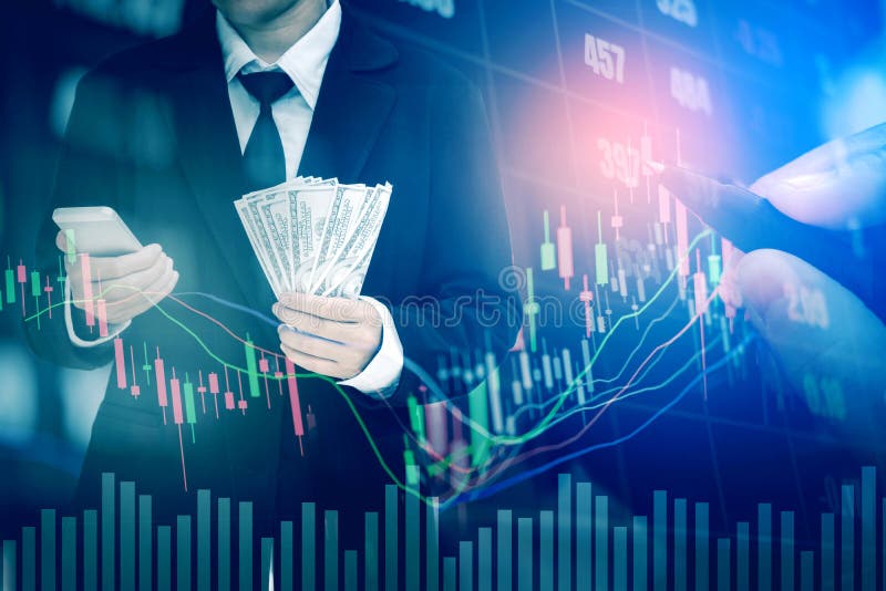 Homme d'affaires tenant l'argent factures de dollar US sur le marke courant numérique photographie stock libre de droits Homme d'affaires tenant l'argent factures de dollar US sur le marke courant numérique photographie stock libre de droits