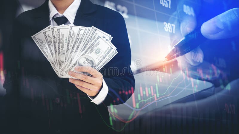 Homme d'affaires tenant l'argent factures de dollar US sur le marke courant numérique images libres de droits Homme d'affaires tenant l'argent factures de dollar US sur le marke courant numérique images libres de droits