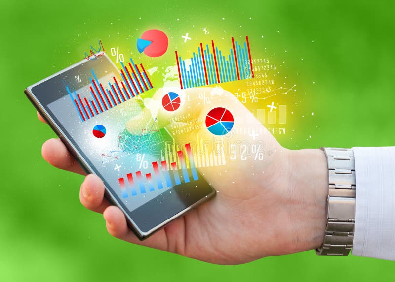 Homme d'affaires tenant le smartphone avec des symboles de diagramme images stock Homme d'affaires tenant le smartphone avec des symboles de diagramme images stock