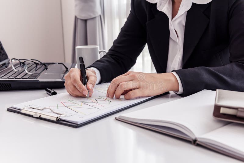 Homme d'affaires travaillant au bureau et aux documents dessus elle bureau photo stock Homme d'affaires travaillant au bureau et aux documents dessus elle bureau photo stock