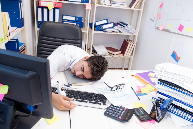 Homme d'affaires travaillant dans le bureau avec des piles des livres et des papiers image libre de droits Homme d'affaires travaillant dans le bureau avec des piles des livres et des papiers image libre de droits