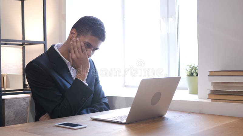 Homme d'affaires Upset par la perte au travail photos stock Homme d'affaires Upset par la perte au travail photos stock