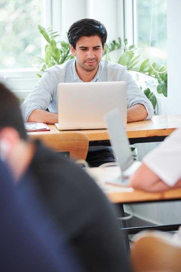 Homme d'affaires utilisant l'ordinateur portatif image stock Homme d'affaires utilisant l'ordinateur portatif image stock