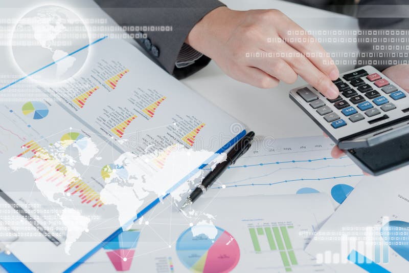 Homme d'affaires utilisant la calculatrice, mondialisation d'affaires photographie stock Homme d'affaires utilisant la calculatrice, mondialisation d'affaires photographie stock