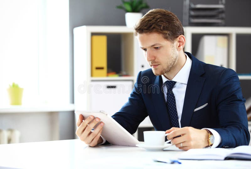 Homme d'affaires utilisant son comprimé image stock Homme d'affaires utilisant son comprimé image stock
