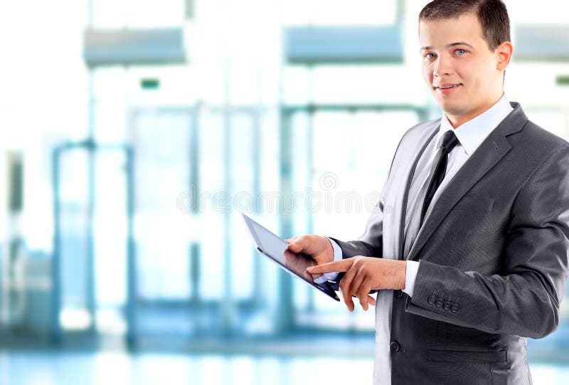 Homme d'affaires utilisant une tablette image stock Homme d'affaires utilisant une tablette image stock