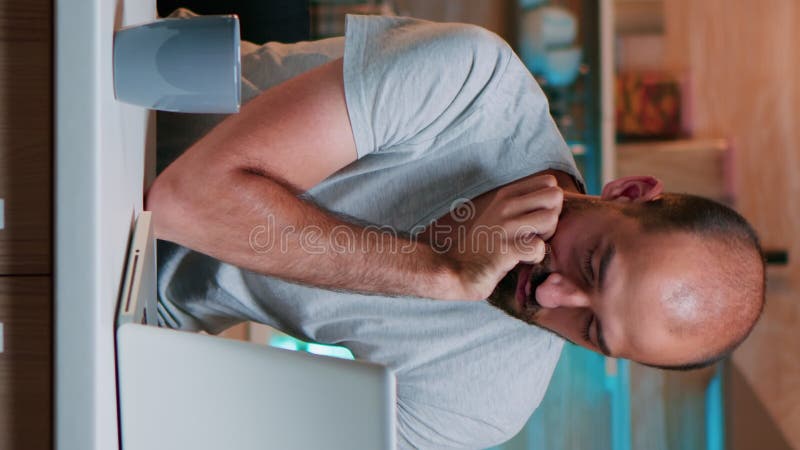 Homme d'affaires visuel vertical dormir devant l'ordinateur portable clips vidéos