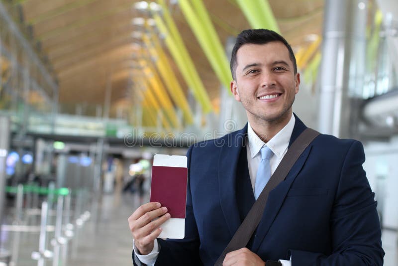 Homme d'affaires étranger heureux avec son permis de travail juridique photographie stock Homme d'affaires étranger heureux avec son permis de travail juridique photographie stock