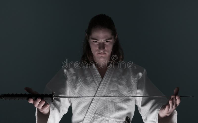 L'homme De Ninja, établit La Technique Des Coups De Pied Avec Un Bâton De  Bambou De Bataille Image stock - Image du homme, combat: 106320501