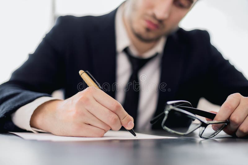 Homme d'écriture tenant des verres images stock Homme d'écriture tenant des verres images stock