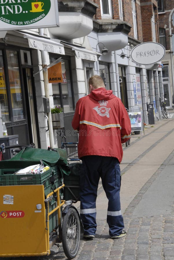 boite aux lettres danoise sans marquer avec des lettres sur le fond noir et blanc photo editorial image du rouge fond 104701496