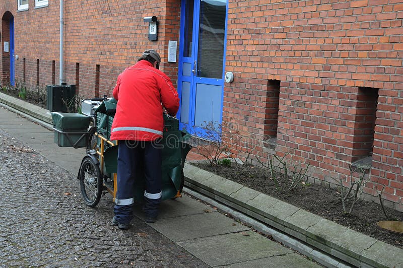 boite aux lettres danoise sans marquer avec des lettres sur le fond noir et blanc photo editorial image du rouge fond 104701496