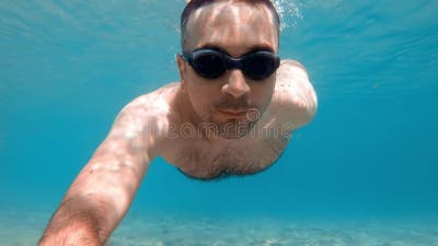 Homme En Lunettes De Natation Dans L'eau De La Mer égée Tenant Caméra  Nature Sur Le Fond. Ralenti. Grèce Banque De Vidéos - Vidéo du grec, plage:  214491440