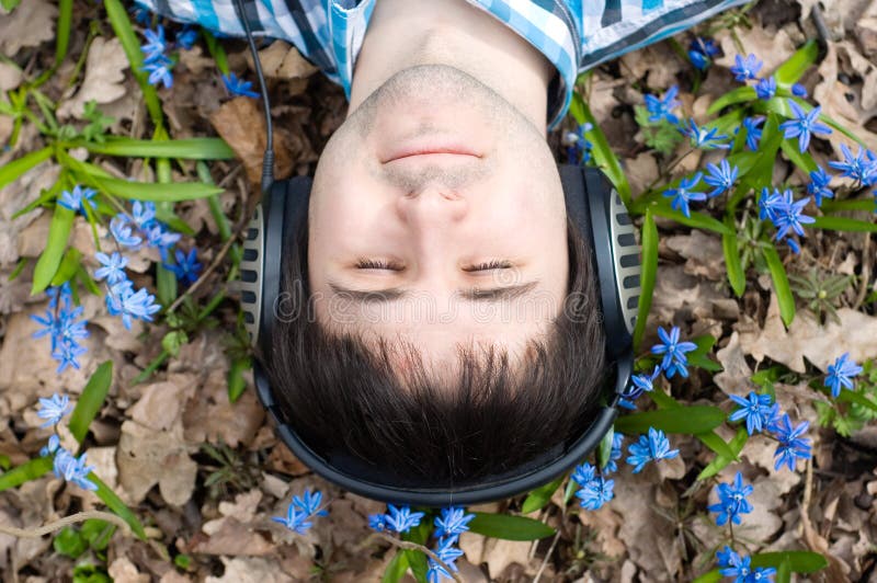 Homme dans des écouteurs. Fleurs. Source image libre de droits Homme dans des écouteurs. Fleurs. Source image libre de droits