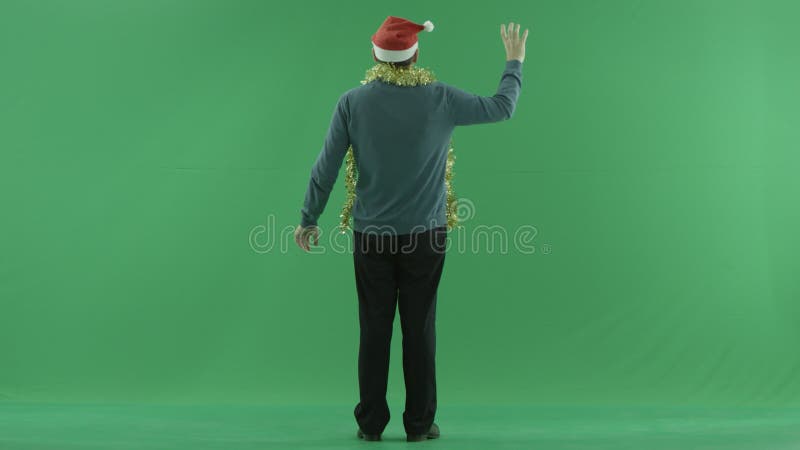 Homme dans l'environnement virtuel par derrière, fond vert de clé de chroma