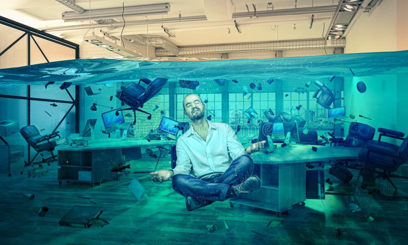Homme dans la méditation flottante dans un bureau inondé