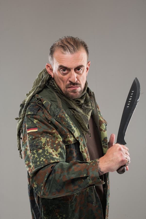 Homme dans le couteau se tenant uniforme de soldat photo stock Homme dans le couteau se tenant uniforme de soldat photo stock