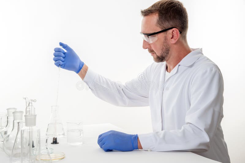 Homme dans le laboratoire, vue d'un homme dans le laboratoire tandis que l'exécution expérimente images stock Homme dans le laboratoire, vue d'un homme dans le laboratoire tandis que l'exécution expérimente images stock