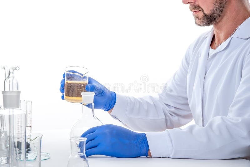 Homme dans le laboratoire, vue d'un homme dans le laboratoire tandis que l'exécution expérimente photos stock Homme dans le laboratoire, vue d'un homme dans le laboratoire tandis que l'exécution expérimente photos stock