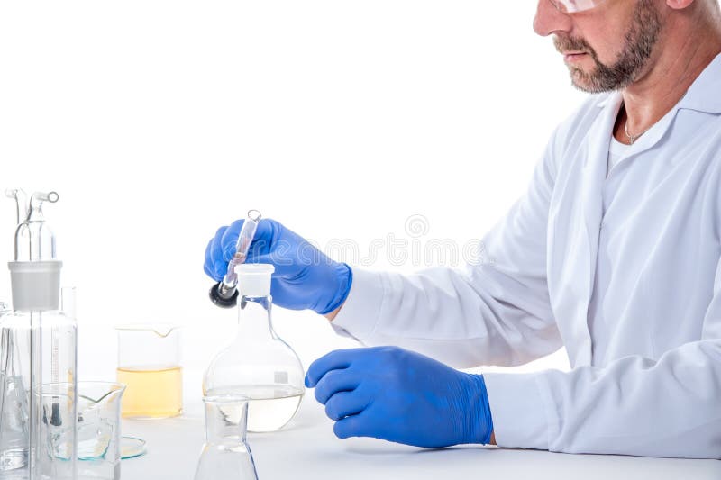Homme dans le laboratoire, vue d'un homme dans le laboratoire tandis que l'exécution expérimente photo stock Homme dans le laboratoire, vue d'un homme dans le laboratoire tandis que l'exécution expérimente photo stock