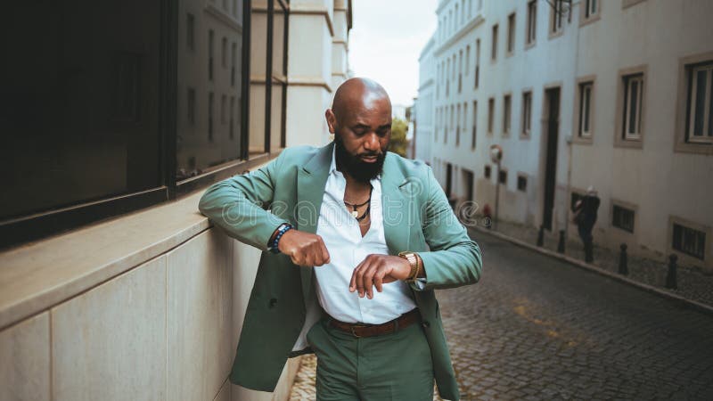 Homme Dans Le Temps De Verification Des Costumes Verts Photo stock Image du chic homme 270989136