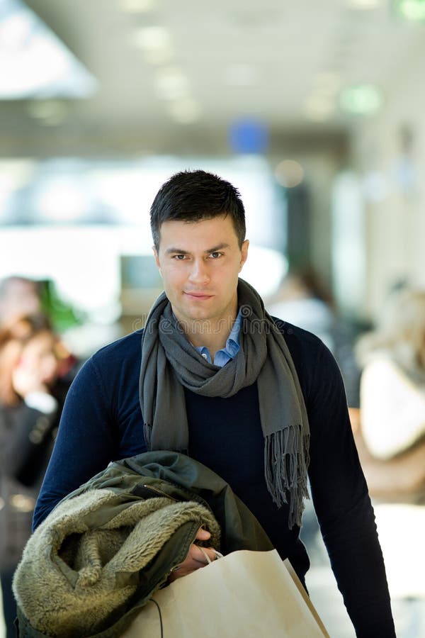 Homme dans les achats photographie stock Homme dans les achats photographie stock