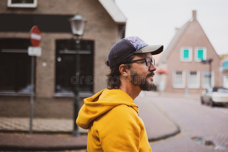 Homme dans les rues d'une ville hollandaise image stock