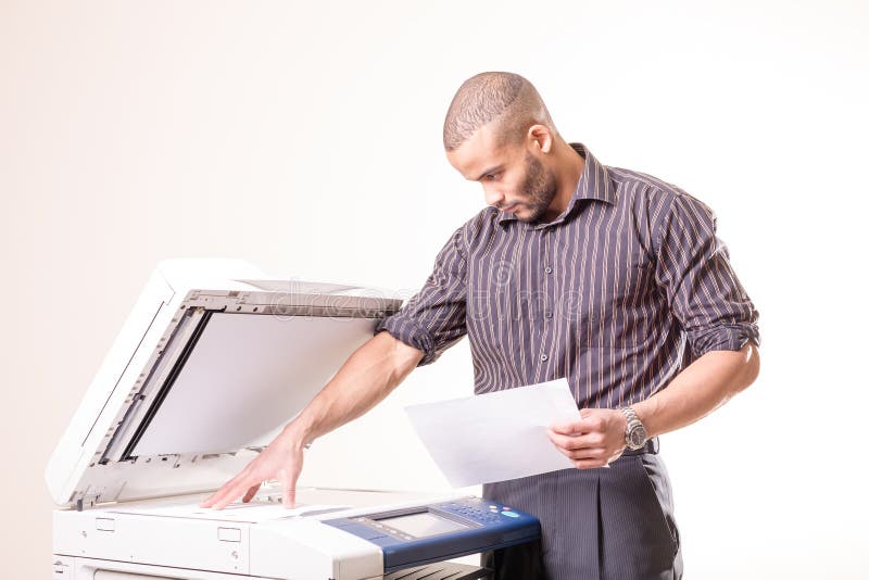 Homme de bureau tirant des copies des documents photos stock
