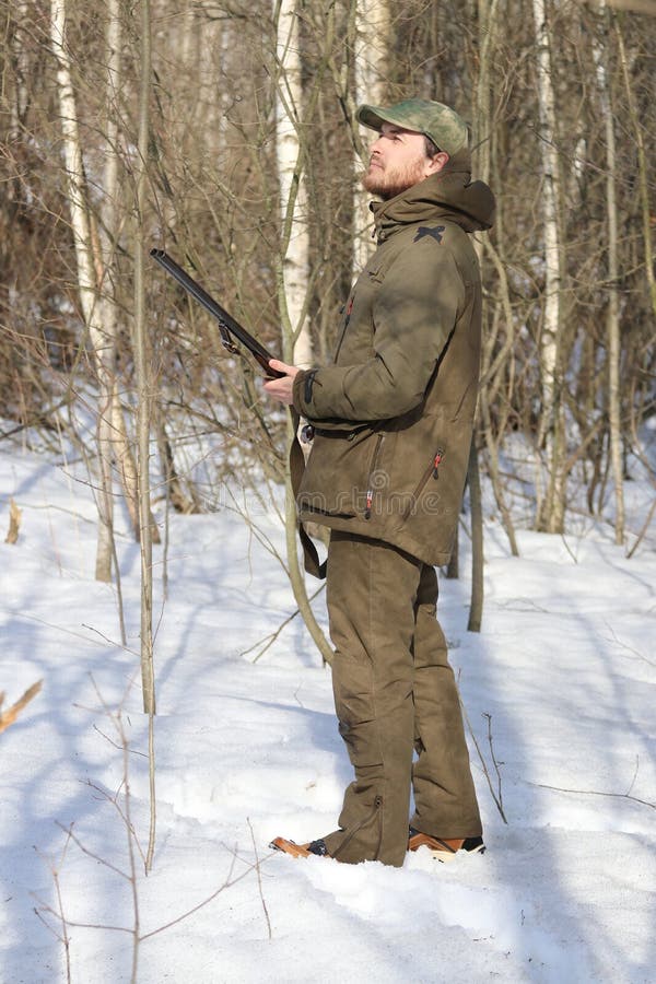 Homme de chasseur dans l'habillement kaki foncé dans la forêt image libre de droits Homme de chasseur dans l'habillement kaki foncé dans la forêt image libre de droits