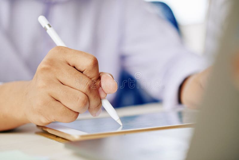 Homme de culture travaillant au comprimé avec le stylet photo libre de droits Homme de culture travaillant au comprimé avec le stylet photo libre de droits