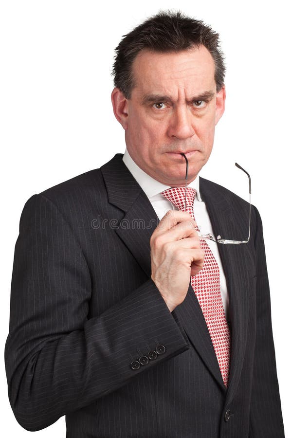 Homme de froncement de sourcils d'affaires en glaces de fixation de procès photographie stock libre de droits Homme de froncement de sourcils d'affaires en glaces de fixation de procès photographie stock libre de droits