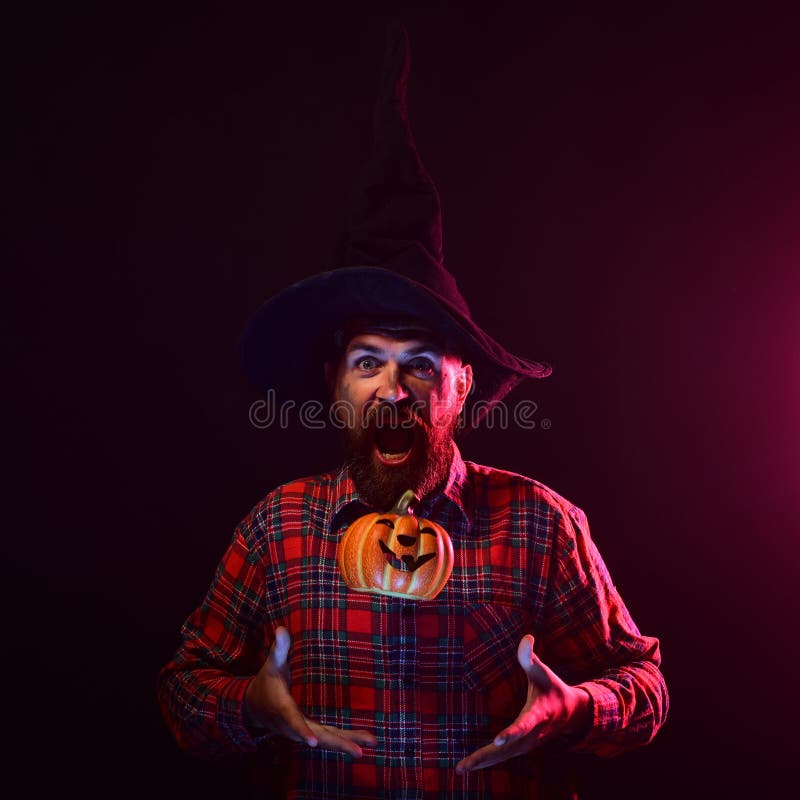 Homme de Halloween avec le potiron de lancement de bouche ouverte photo stock Homme de Halloween avec le potiron de lancement de bouche ouverte photo stock