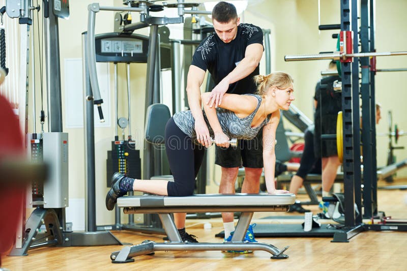 Homme de la forme physique training L'entraîneur personnel travaille avec la femme image stock Homme de la forme physique training L'entraîneur personnel travaille avec la femme image stock