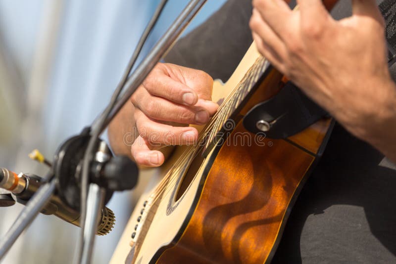 Homme de main jouant la guitare photos stock Homme de main jouant la guitare photos stock