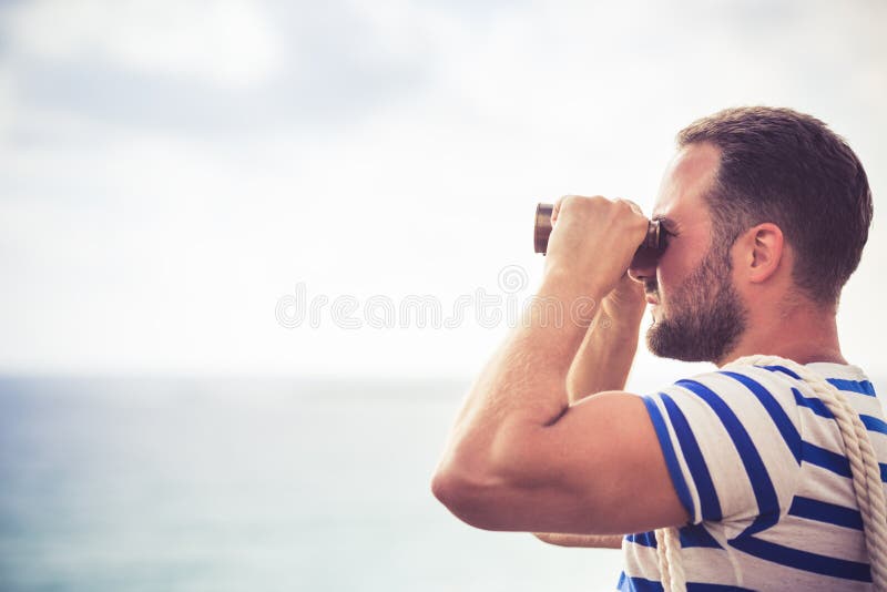 Homme de marin regardant par les jumelles image stock Homme de marin regardant par les jumelles image stock