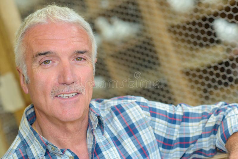 Homme de plan rapproché dans la volière photographie stock Homme de plan rapproché dans la volière photographie stock