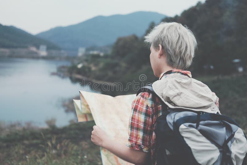 Homme de randonneur de voyageur avec le sac à dos augmentant près du lac backp de touristes photos libres de droits Homme de randonneur de voyageur avec le sac à dos augmentant près du lac backp de touristes photos libres de droits