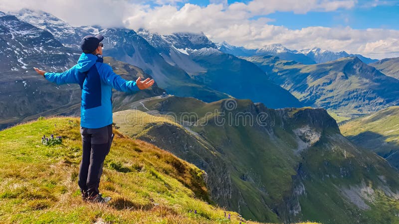 Homme de randonnée greilkopf sur le mont greilkopf avec vue panoramique sur les sommets majestueux du groupe glocker photo libre de droits