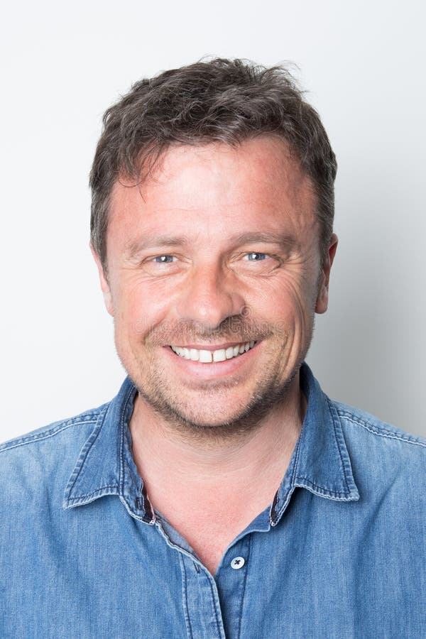 homme de sourire bel dans une chemise de jeans photos libres de droits homme de sourire bel dans une chemise de jeans photos libres de droits